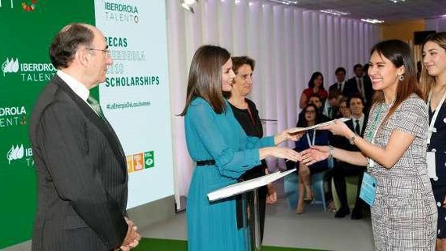 Doña Letizia entrega la beca a una alumna flanqueada por Ignacio Galán, presidente de Iberdrola, y la ministra Teresa Ribera. // E.P.