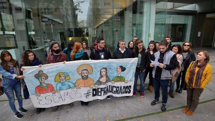 Alumnos y profesores en su protesta ante el Museo.  // G. Santos