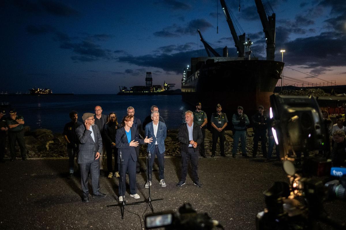 Los ministros de Sanidad, Interior y Política Territorial en el puerto de Granadilla