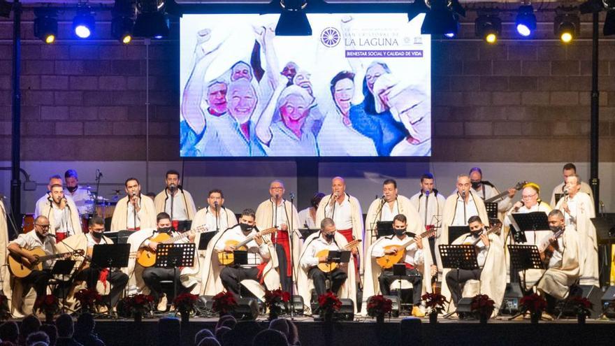 Imagen de Achamán sobre el escenario el pasado sábado en el Pabellón Anchieta II en el Encuentro de Mayores de 2021 de La Laguna.