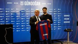 Gündogan junto a Laporta en el día de su presentación