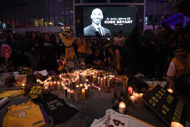 Los aficionados crean un memorial en las afueras del Staples Center después de enterarse de la muerte de Kobe Bryant, su hija de 13 años y 7 personas más, incluyendo el piloto, en cerros de Calabasas, California (Estados Unidos).