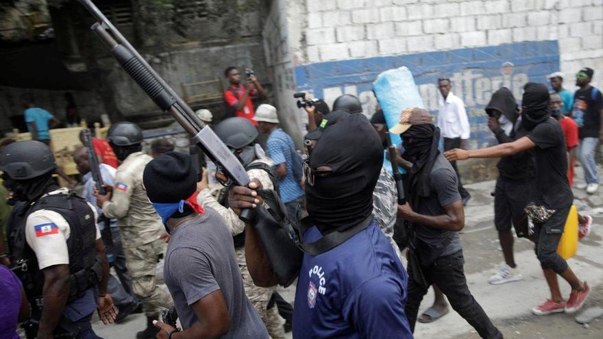 Haití: Decenas de policías armados exigen la libertad de un compañero acusado de asesinato