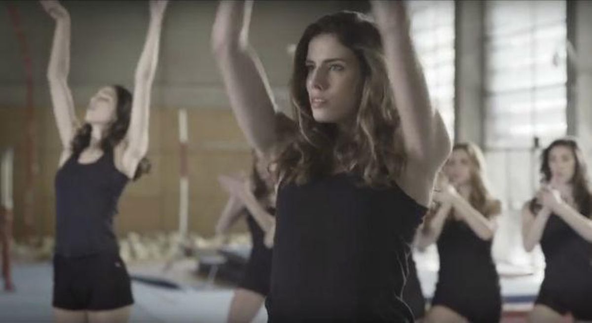 L’equip espanyol de gimnàstica interpreta amb ajuda del seu cos i els aparells que cada dia utilitzen per entrenar una batucada típica del Brasil, el país on se celebren els Jocs Olímpics aquest any.