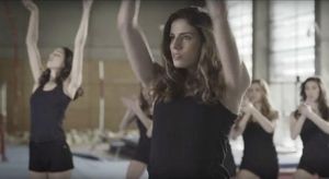 L’equip espanyol de gimnàstica interpreta amb ajuda del seu cos i els aparells que cada dia utilitzen per entrenar una batucada típica del Brasil, el país on se celebren els Jocs Olímpics aquest any.