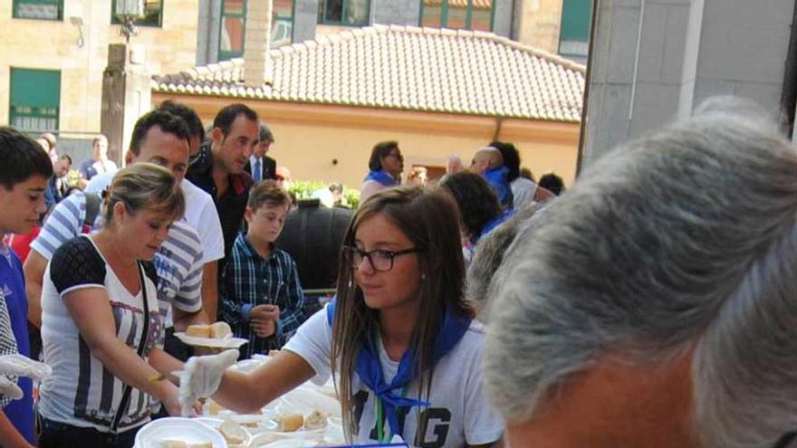 El reparto de carne de cerdo, en el día del Gochu.