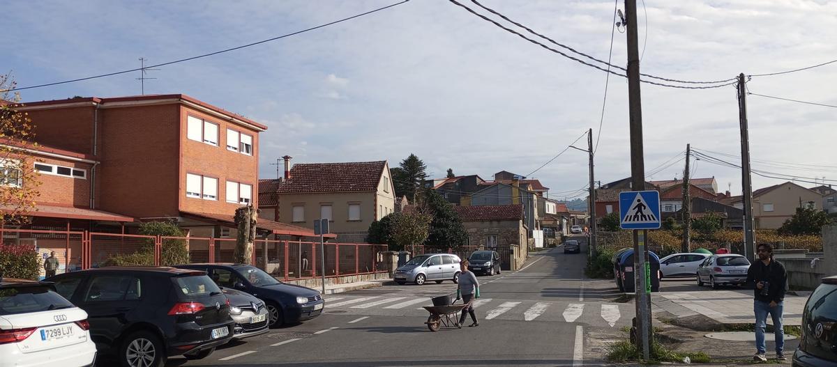 Exterior del colegio de Corvillón donde ocurrieron el forcejo y detención que acabó con un policía con una fractura de pierna.