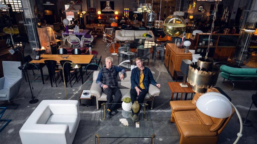 Ron Van Melick y Niels Jansen posan en su inmenso 'showroom' vintage en una nave de L’Hospitalet de Llobregat.