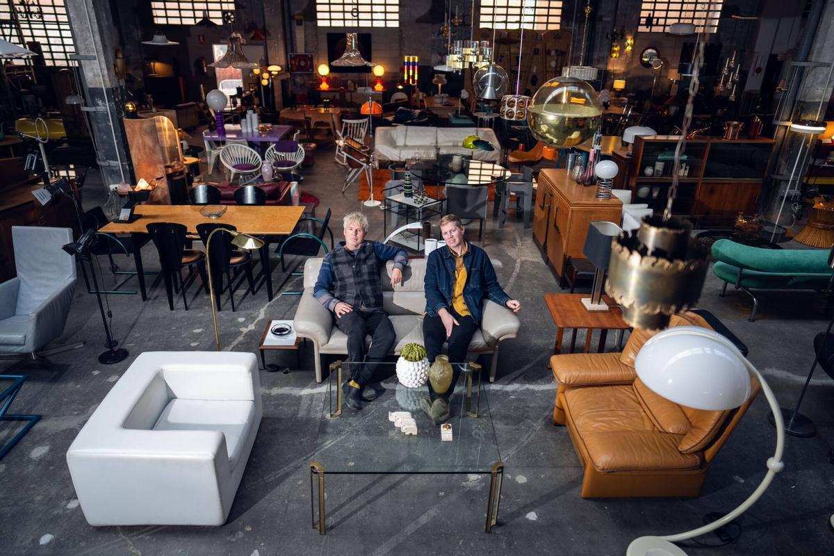 L’Hospitalet de Llobregat, 10/12/2025. Interior de Brutus de Gaper, considerado el mayor almacén de ropa ‘vintage’ del área metropolitana, con miles de piezas organizadas por estilo y época. Foto: Zowy Voeten / El Periódico.