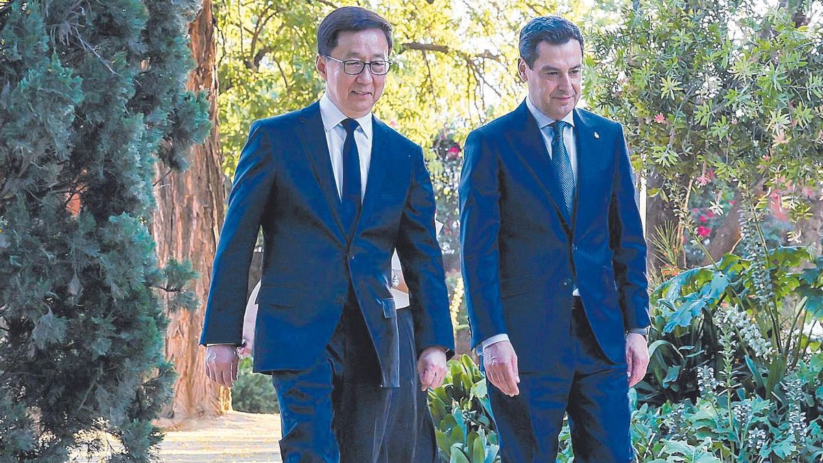 Juanma Moreno pasea junto al vicepresidente chino Han Zheng, en los jardines de San Telmo