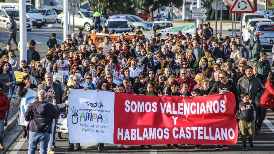 Manifestación en Torrevieja &quot;contra la imposición&quot; del valenciano.