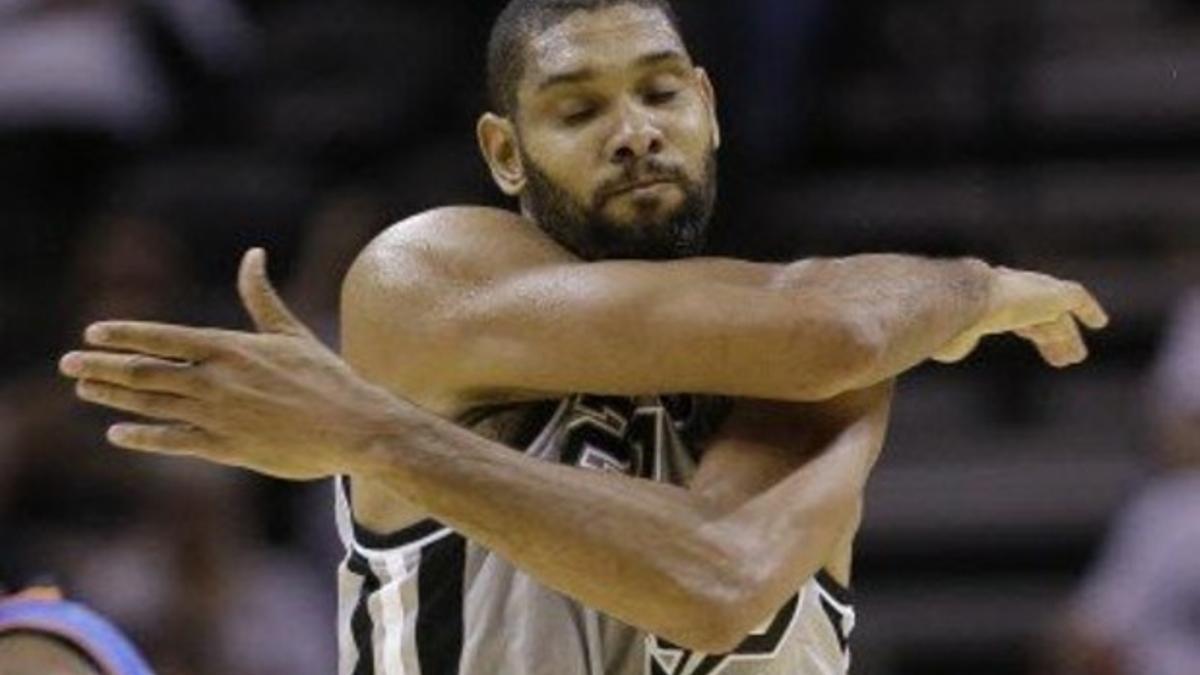 Tim Duncan se lamenta tras fallar una acción.