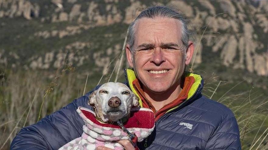 Jaume Morera amb el seu gos i vistes de Montserrat al fons