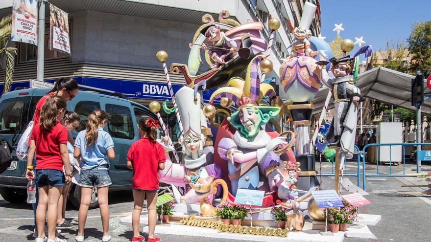 Niños con una hoguera infantil en Alicante