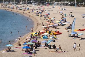 Bañistas en Platja d’Aro, en Girona. 