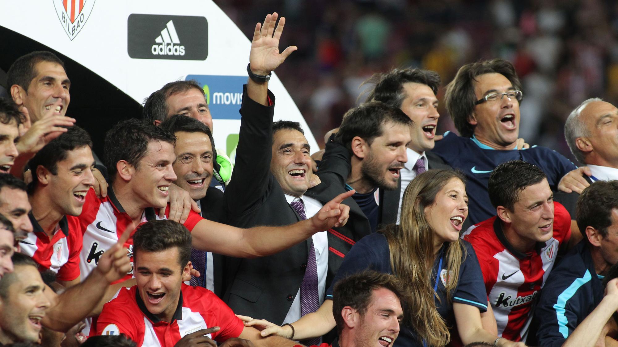 Ernesto Valverde, entrenador del Athletic Club de Bilbao,  celebra la victoria de la Supercopa de España frente al FC Barcelona  el 17 de agosto de 2015 en el Camp Nou.