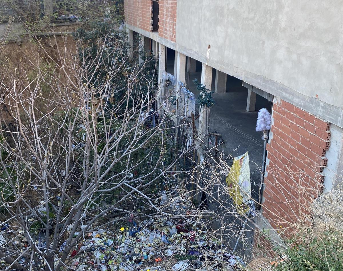 La zona trasera del edificio que da a un colegio y acumula 20 toneladas de basura