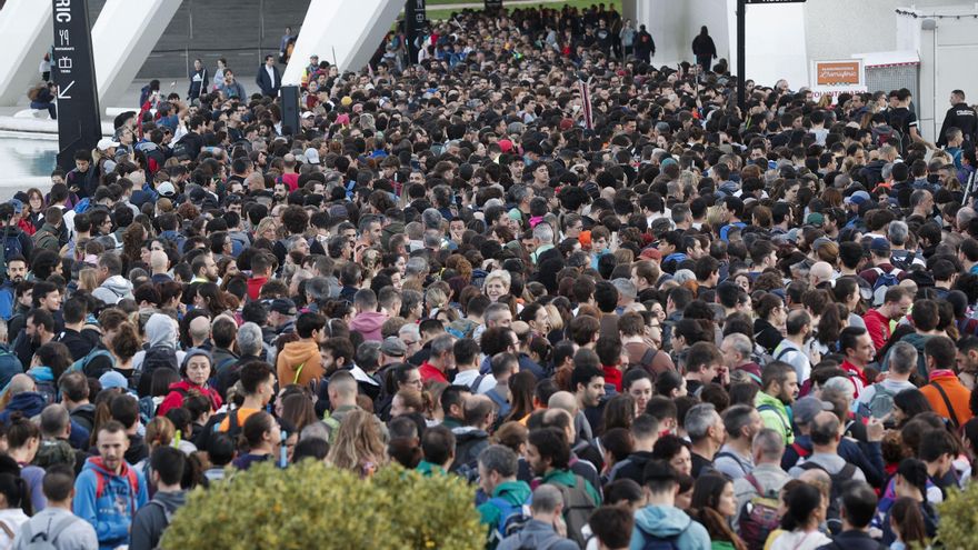Miles de personas hacen cola en la Ciudad de las Artes y las Ciencias mientras voluntarios siguen acudiendo por su cuenta a la zona cero