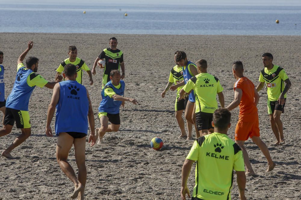 El equipo ha llevado a cabo una distendida sesión de trabajo a la orilla del mar con la única ausencia de Manuel Sánchez