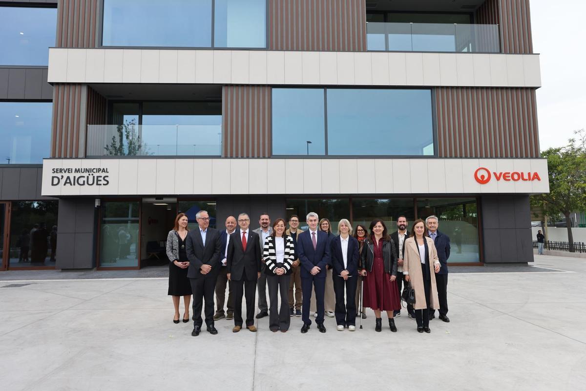En el centro, la consellera Sílvia Paneque, la alcaldesa Alba Barnusell y el director Daniel Tugues, justo delante de las instalaciones del nuevo centro Hubgrade.