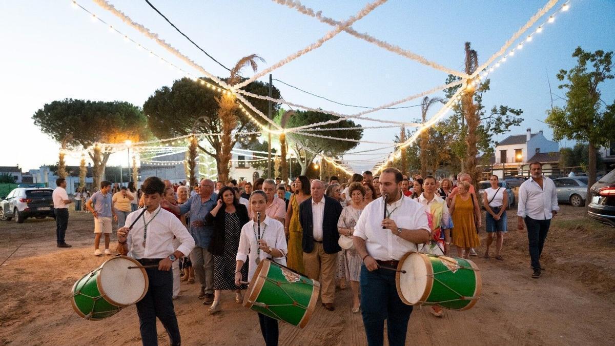 Calles de El Rocío engalanadas para la Venida de la Virgen 2026.
