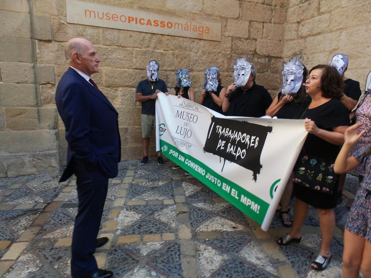 Concentración de los trabajadores del Museo Picasso de Málaga, donde reivindican mejoras en su convenio y donde el nieto de Picasso, Bernat Picasso frente ha pasado en dicha concentración.
