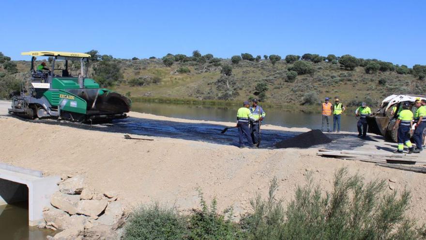 La carretera de Villardeciervos, abierta hoy tras 55 días de cierre por el socavón