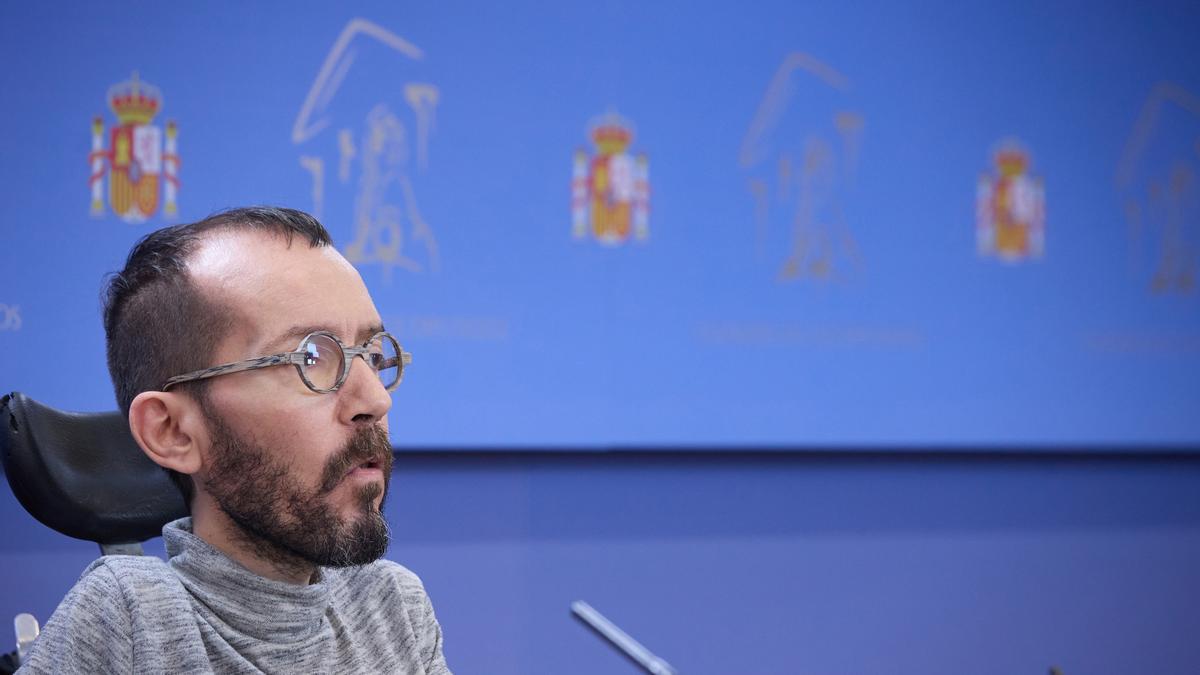 El portavoz de Unidas Podemos en el Congreso de los Diputados, Pablo Echenique, durante una rueda de prensa, en el Congreso de los Diputados, a 9 de diciembre de 2022, en Madrid (España).