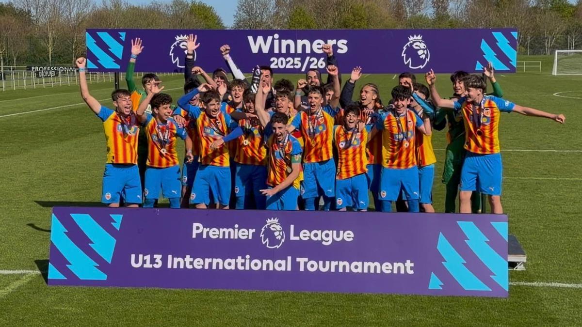 Los infantiles del Valencia, campeones de la Premier League sub-13