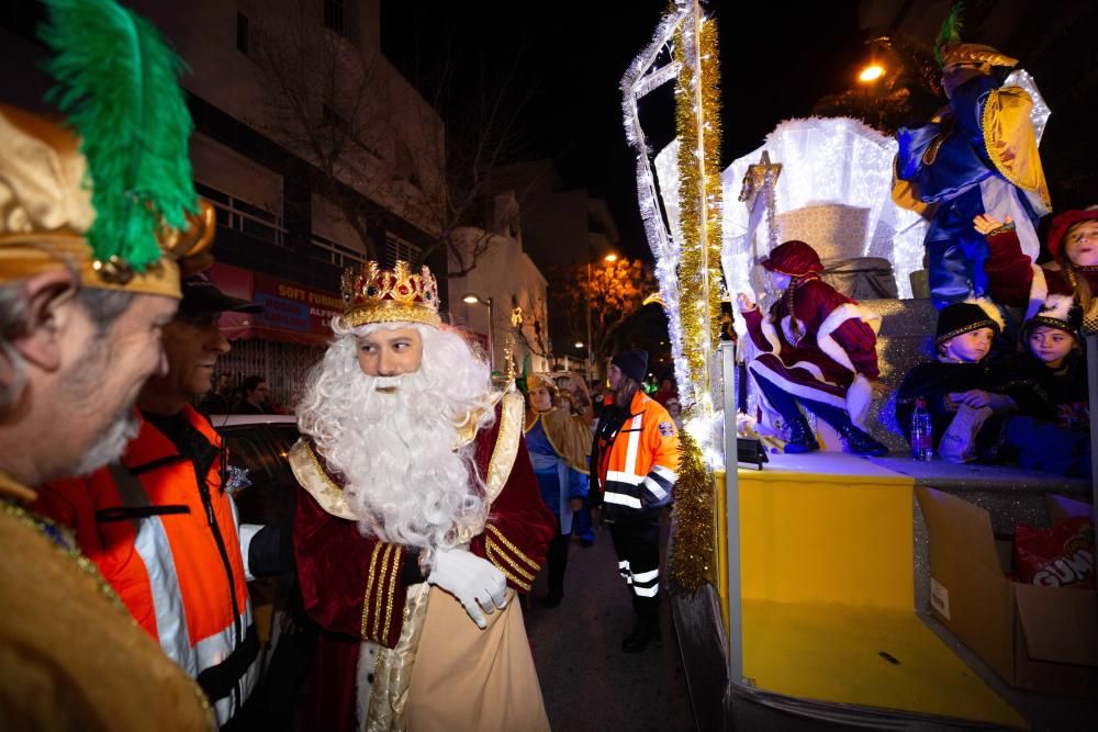 Los Reyes Magos, escoltados por pajes reales y bailarinas, reparten entre el público 800 kilos de caramelos y gominolas