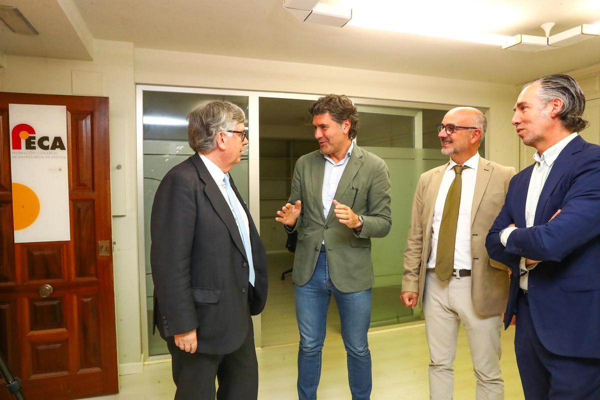 Un momento de la visita de Vieites a la sede de Vilagarcía.