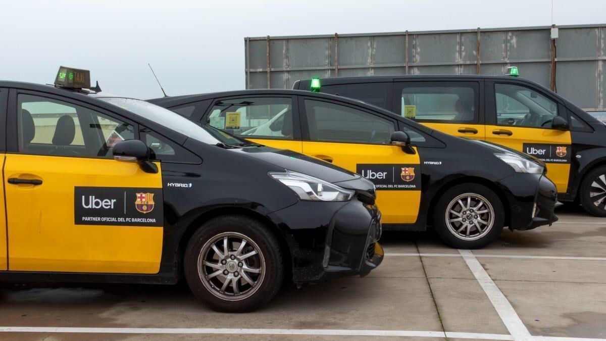 Tres de los primeros taxis con la promoción del acuerdo Uber-Barça, ampliamente criticado por Élite Taxi.