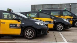 Tres de los primeros taxis con la promoción del acuerdo Uber-Barça Foto: El Periódico