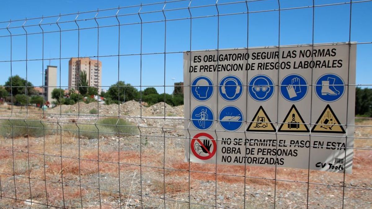 Imagen de la parcela del futuro colegio de Proa cuando comenzó la obra que se paralizó.