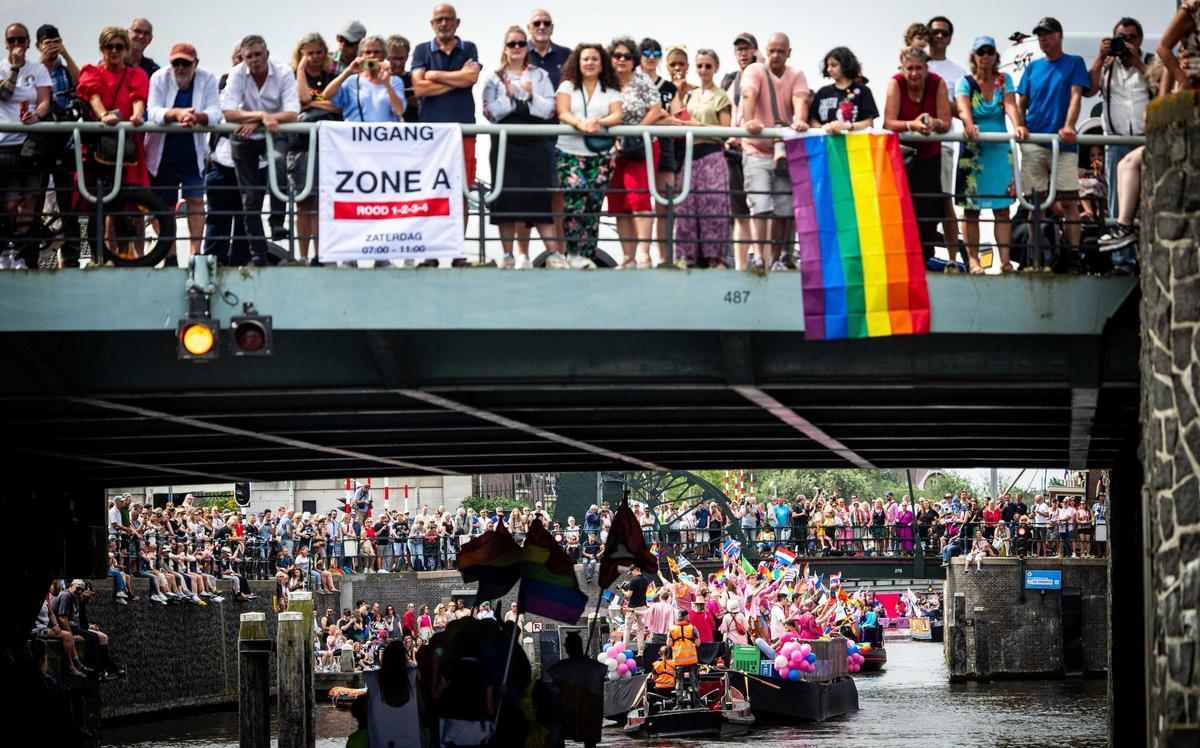 Celebran el desfile anual del orgullo LGTB+ por el Canal en Ámsterdam