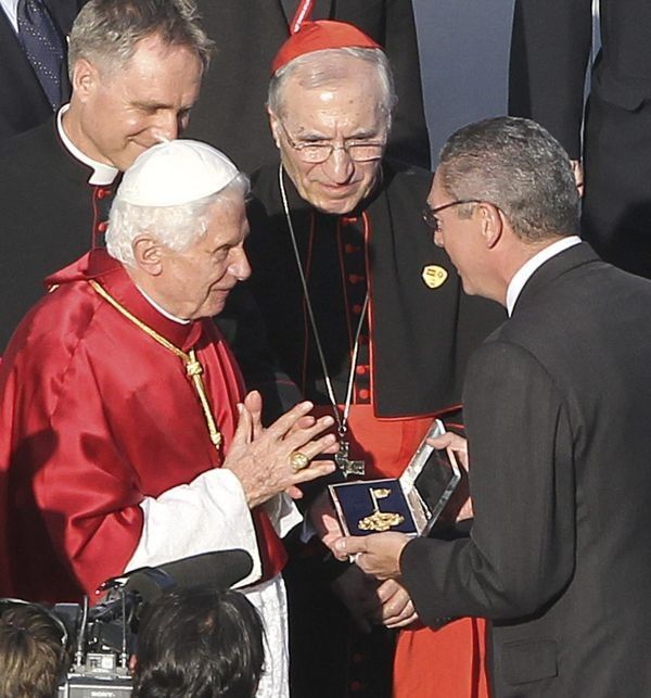 Miles de jóvenes dan la bienvenida a Madrid a Benedicto XVI