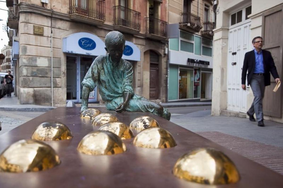 Estatua que representa a Gaudí de niño, en Reus, en una imagen de archivo.