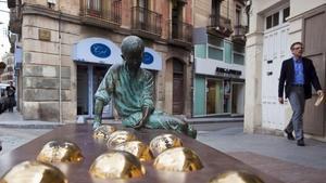 Estatua que representa a Gaudí de niño, en Reus, en una imagen de archivo.