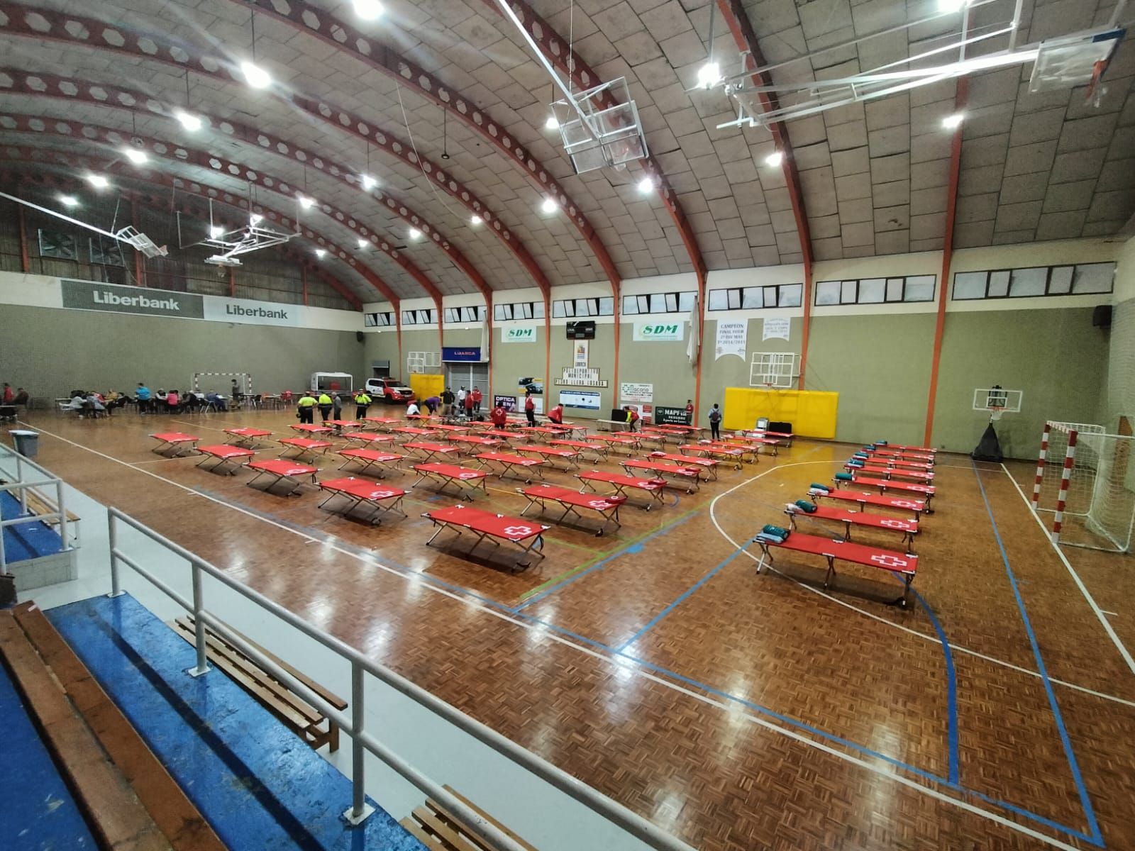 En imágenes: El polideportivo de Luarca acoge a los evacuados por los incendios