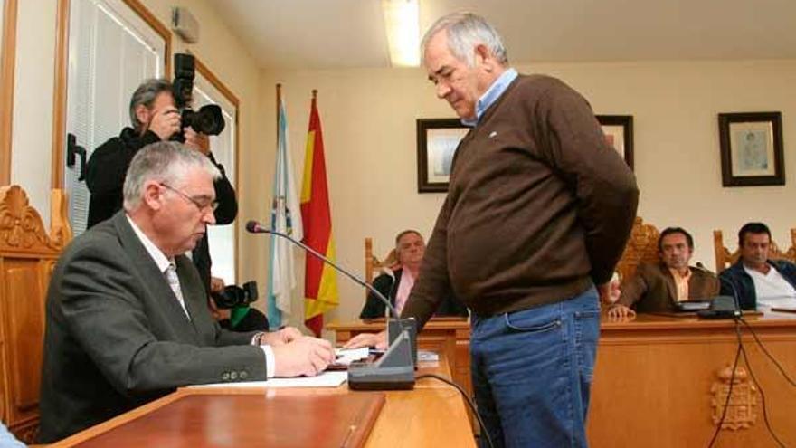 El nuevo regidor del PPdeG, Eladio Capón, jura su cargo ayer en el pleno del Concello de Láncara.