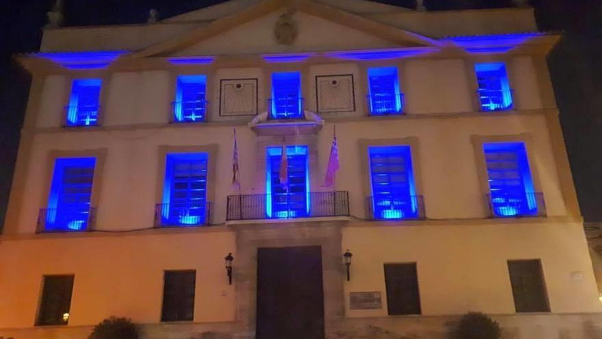 El Ayuntamiento de Paterna se ilumina de azul en apoyo a los enfermos de diabetes