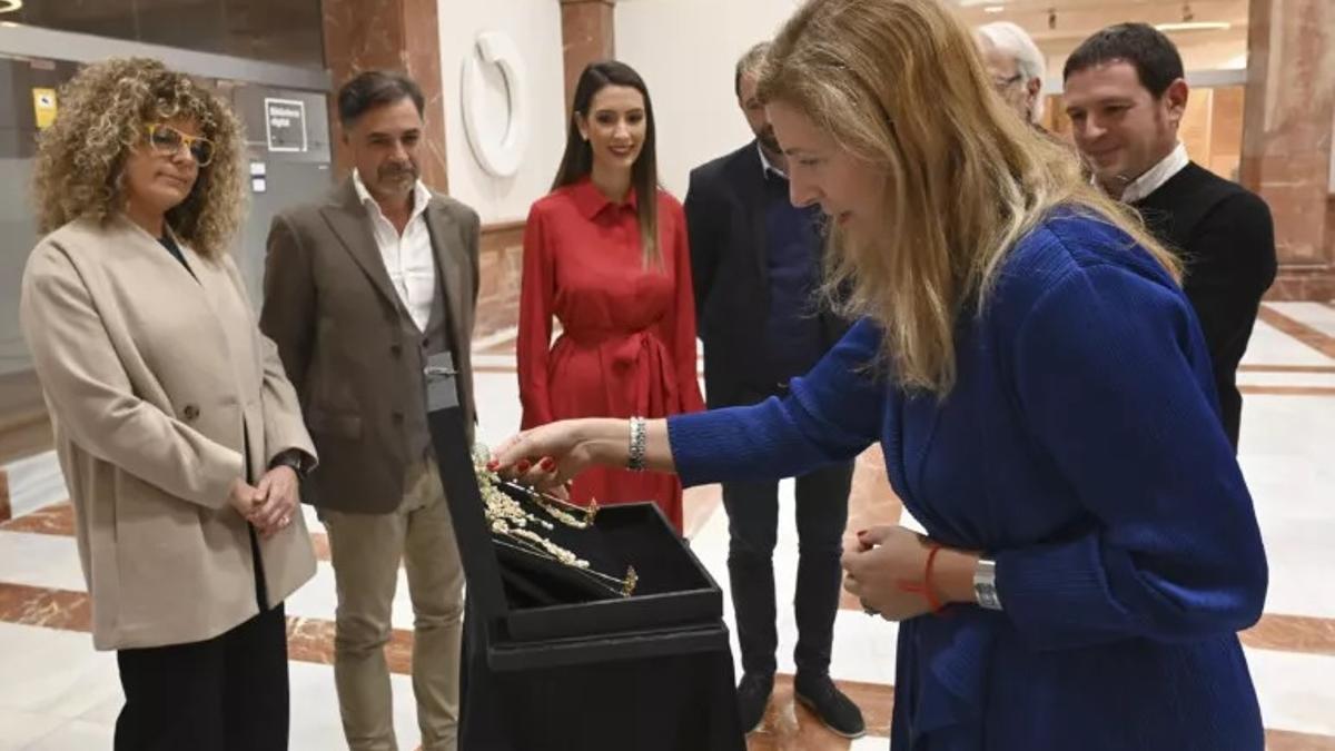 Amparo Marco, el día que entregaron el aderezo al Ayuntamiento