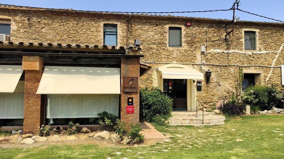 L'edifici que acull el restaurant Sol Blanc.