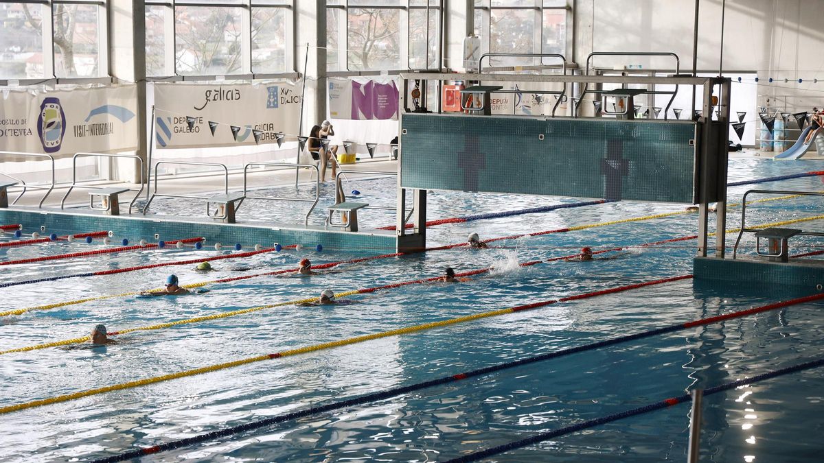 Nadadores en la piscina del complejo deportivo Rías do Sur.