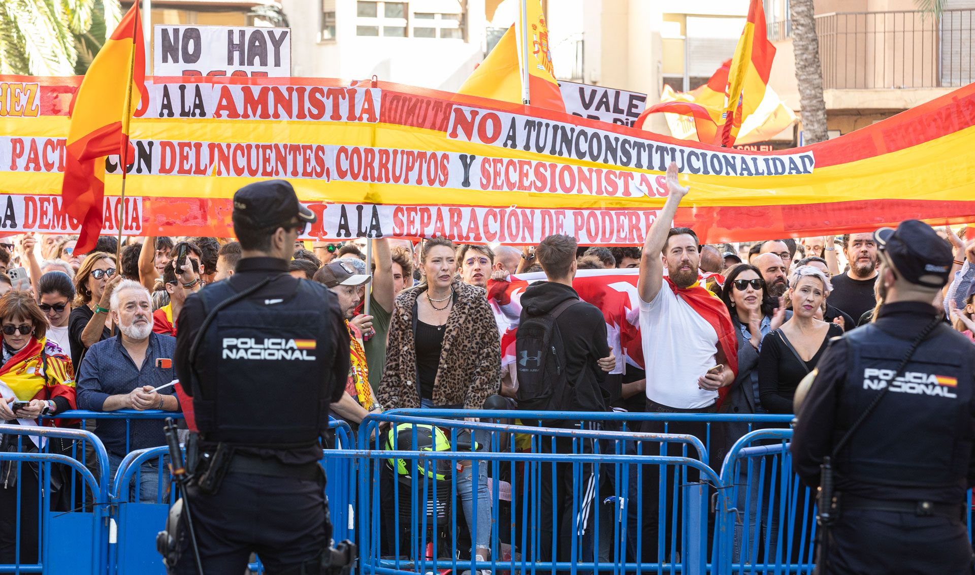 Multitudinaria protesta frente a la sede del PSPV-PSOE en Alicante