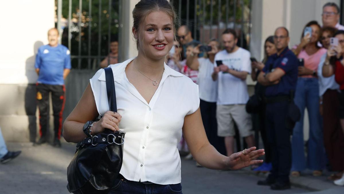 Este es el bolso negro con tachuelas que ha llevado Leonor en su primer día de universidad