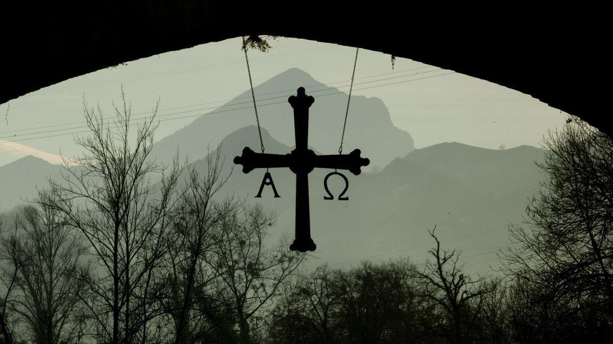 Puente romano de Cangas de Onis sobre el río Sella con la Cruz de la Victoria