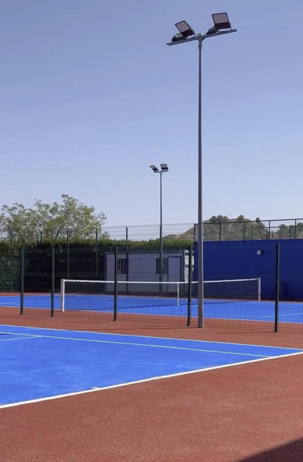 La pista de tenis también ha recibido mejoras. | SERVICIO ESPECIAL