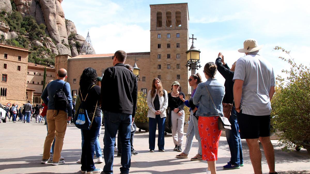 Aquests turistes hauran de pagar per entrar a Montserrat a partir d’avui