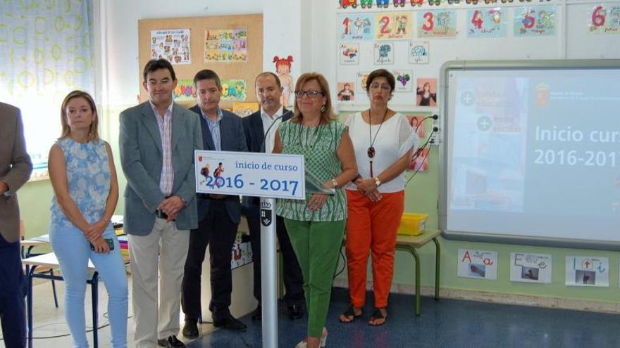 María Isabel Sánchez-Mora, acompañada por el equipo directivo de la Consejería, presentó las novedades del  curso escolar 2016-2017.